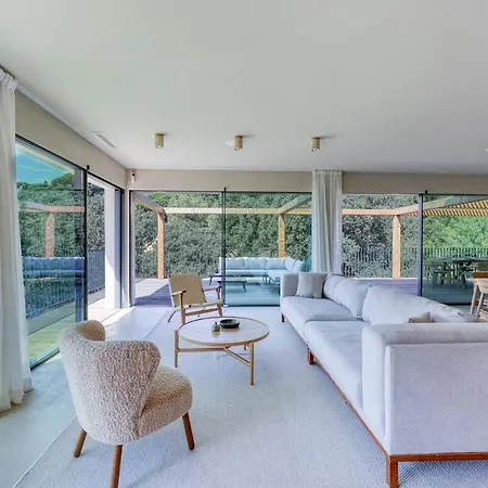 Stunning Home Blends Minimalist Luxury With Comfort