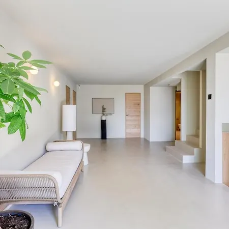 Stunning Home Blends Minimalist Luxury With Comfort * Sainte-Maxime