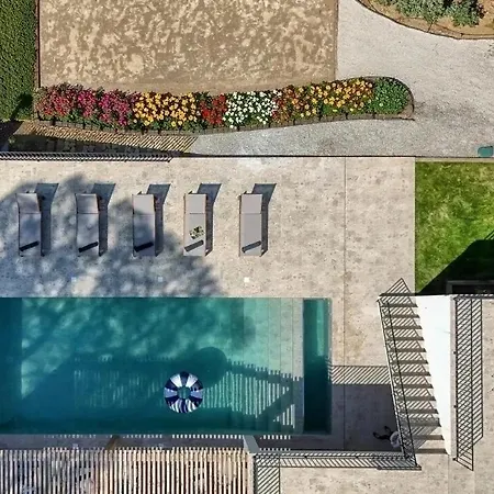 Stunning Home Blends Minimalist Luxury With Comfort *