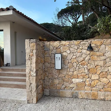 Stunning Home Blends Minimalist Luxury With Comfort *