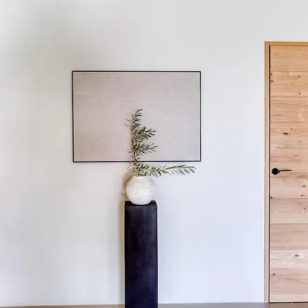 Apartment Stunning Home Blends Minimalist Luxury With Comfort *