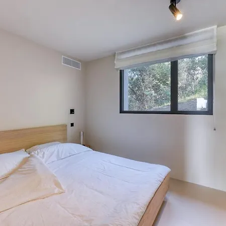 Stunning Home Blends Minimalist Luxury With Comfort *