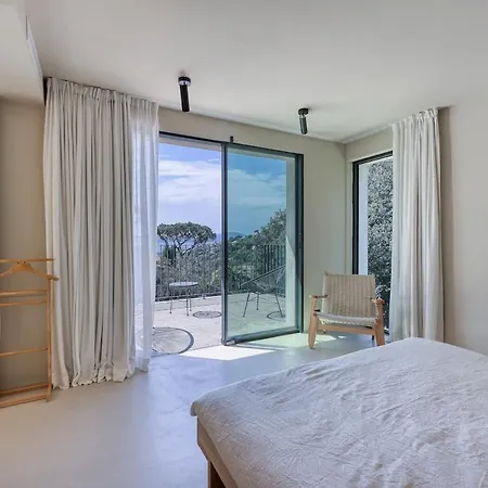 Stunning Home Blends Minimalist Luxury With Comfort