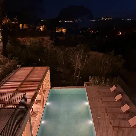 Stunning Home Blends Minimalist Luxury With Comfort *