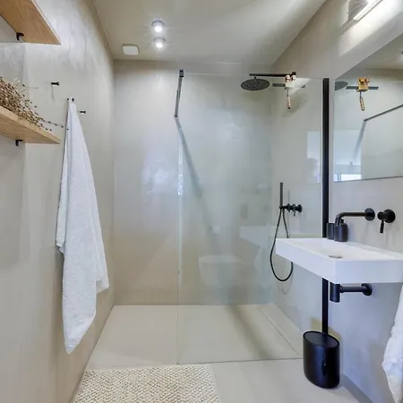 Stunning Home Blends Minimalist Luxury With Comfort Apartment *