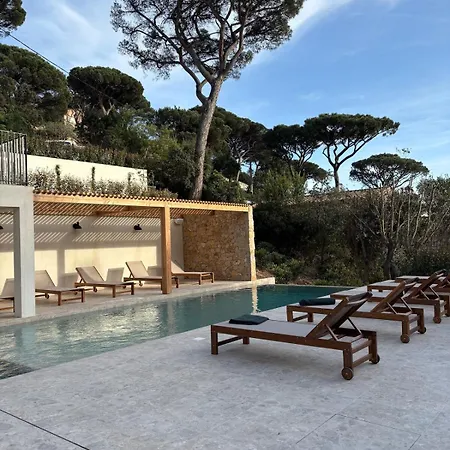 Stunning Home Blends Minimalist Luxury With Comfort * Sainte-Maxime